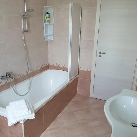 Con Piscina In Uso Esclusivo In