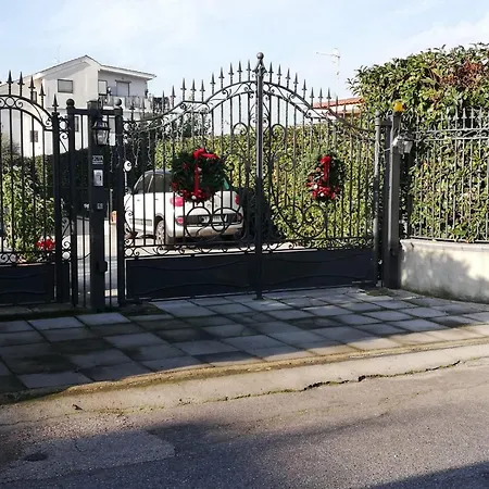 Con Piscina In Uso Esclusivo In Appartamento *