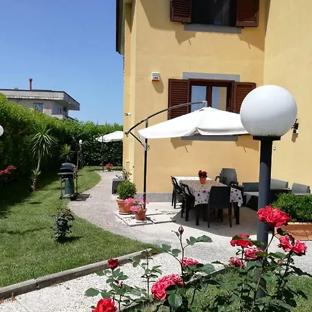 Con Piscina In Uso Esclusivo In Appartamento *