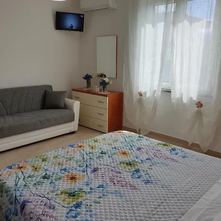 Con Piscina In Uso Esclusivo In Apartment