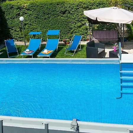 Con Piscina In Uso Esclusivo In Apartment